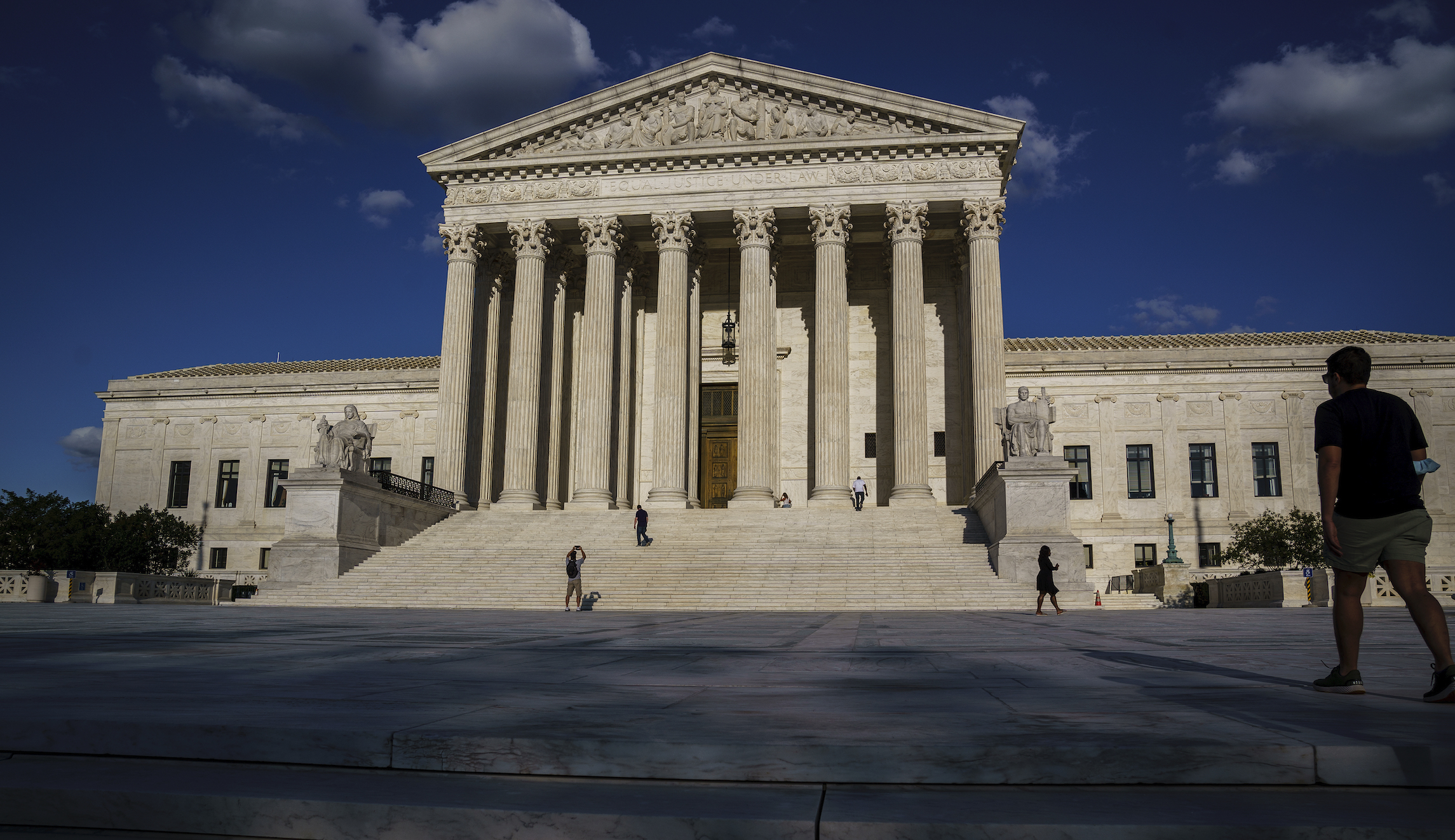 Supreme Court blocks workplace vaccine-or-test mandate but upholds healthcare requirement