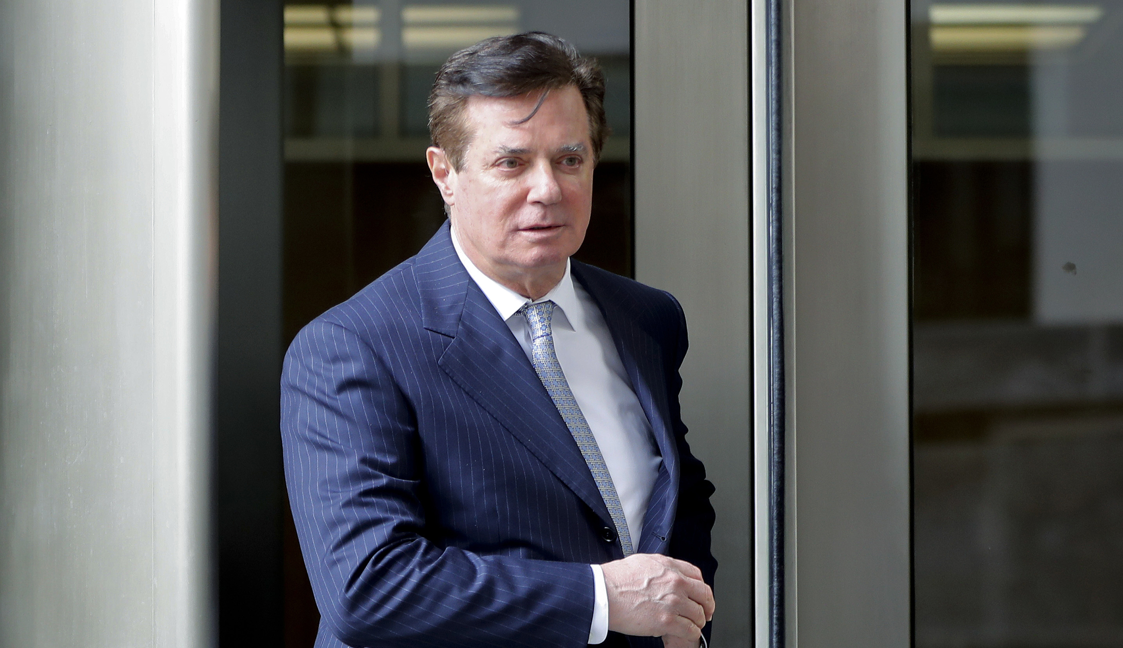 Paul Manafort spends 23 hours a day in solitary confinement