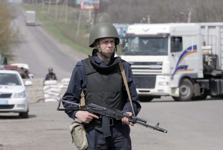 A Ukrainian soldier controls a road on the outskirts of Izyum, Eastern Ukraine, Thursday, April 17, 2014. Ukraine is hoping to placate Russia and calm hostilities with its neighbor even as the U.S. prepares a new round of sanctions to punish Moscow for what it regards as fomenting unrest. (AP photo/Efrem Lukatsky)