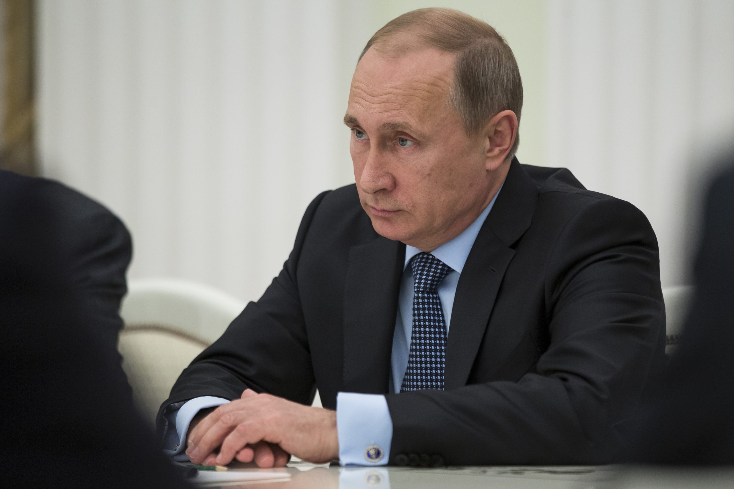 U.S. considers Cold War-style containment for Putin