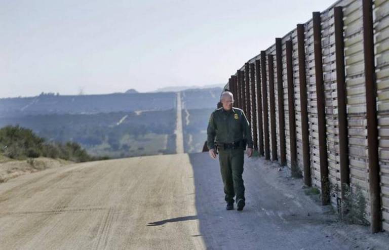 Washington Post reporter pushes back on misleading reports of border wall being knocked over by wind