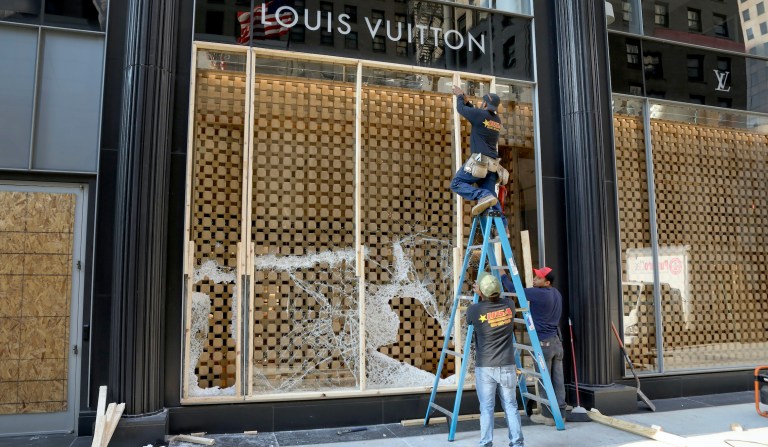 Man arrested on more than a dozen felony charges in connection to Chicago looting spree