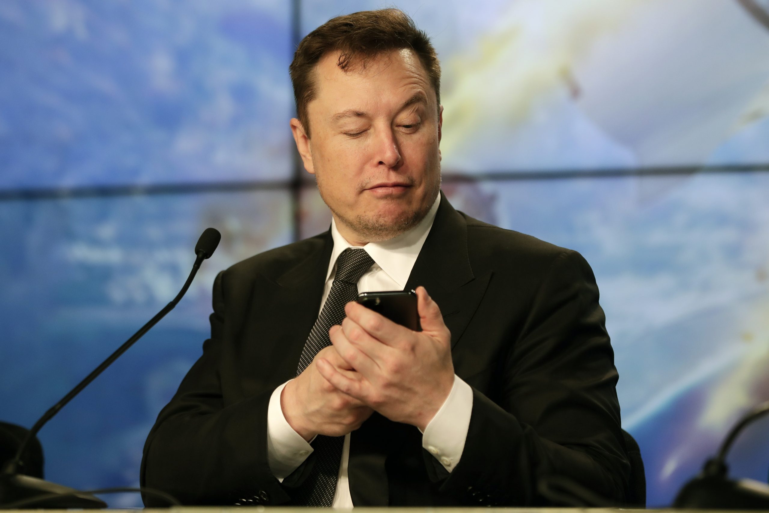 Elon Musk officially takes over Twitter as CEO and CFO leave building