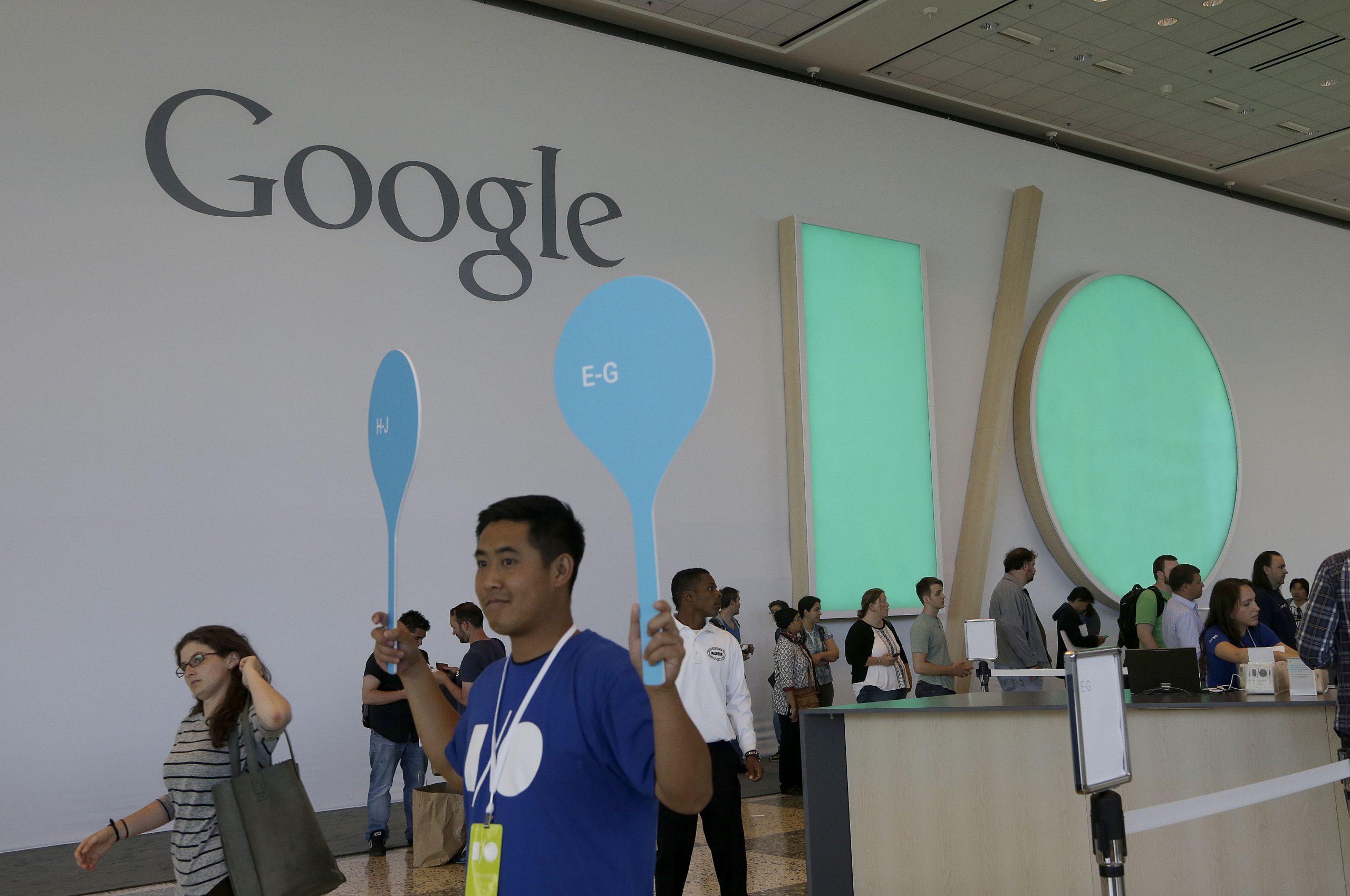 Google shows off Android Auto, wearables