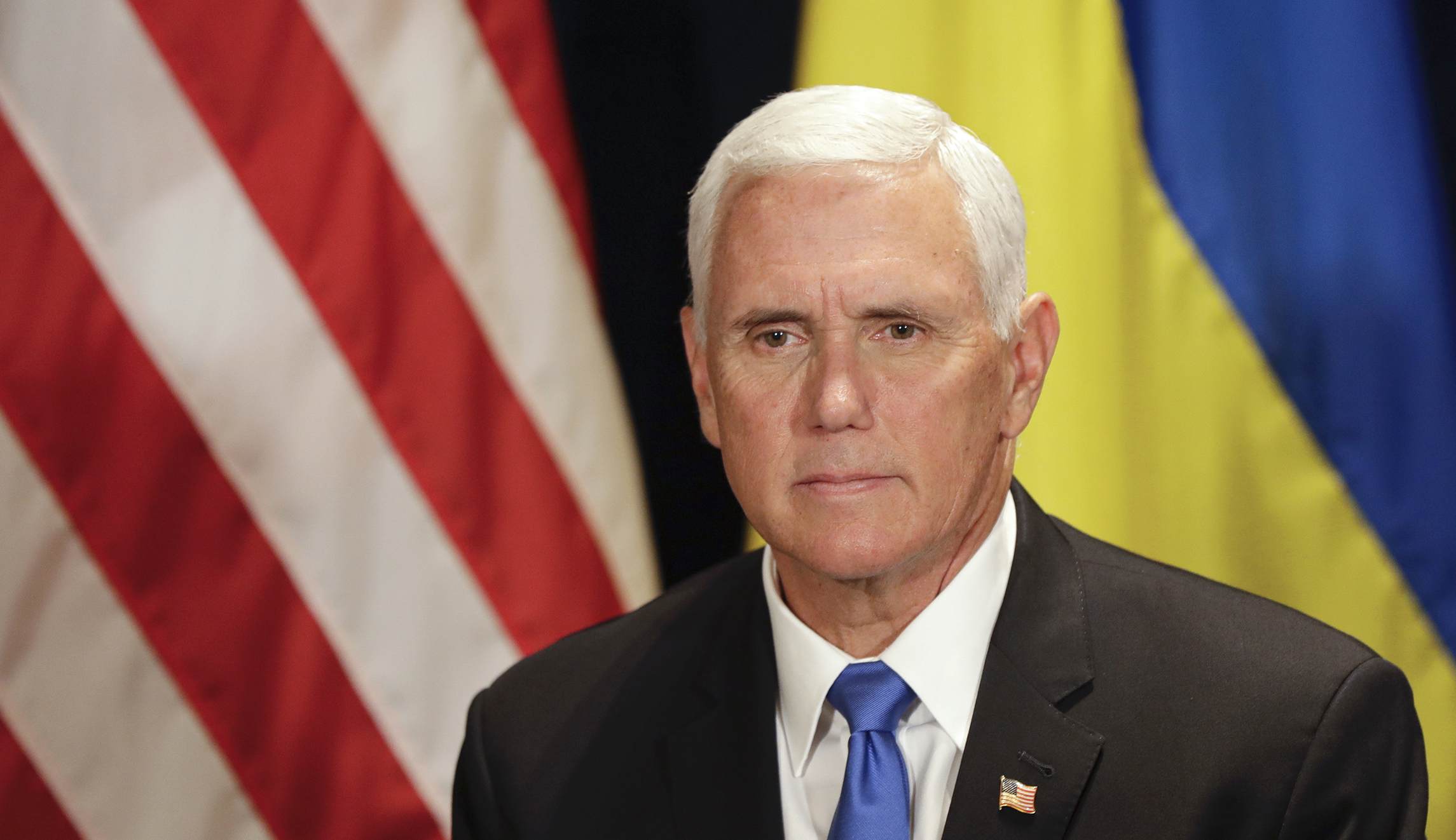 Pence slips while boarding Air Force Two