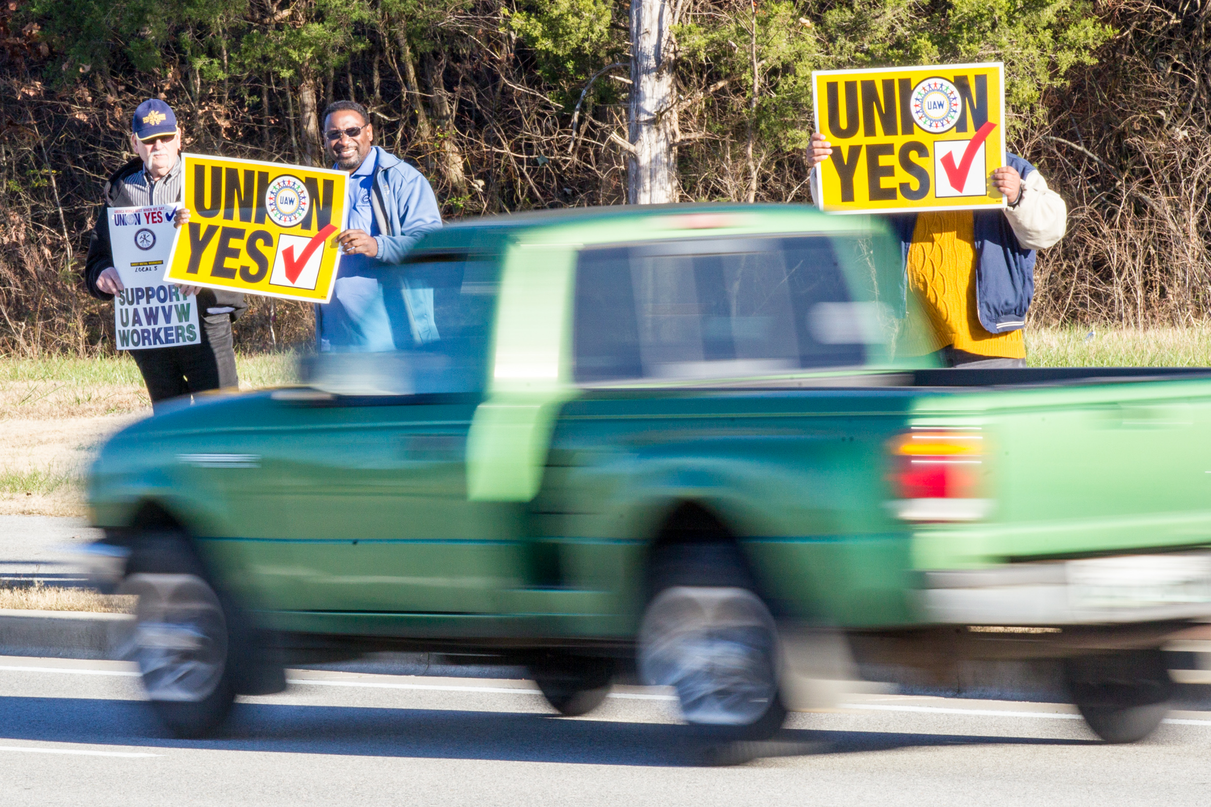 Auto union dumps on Trump while endorsing Clinton