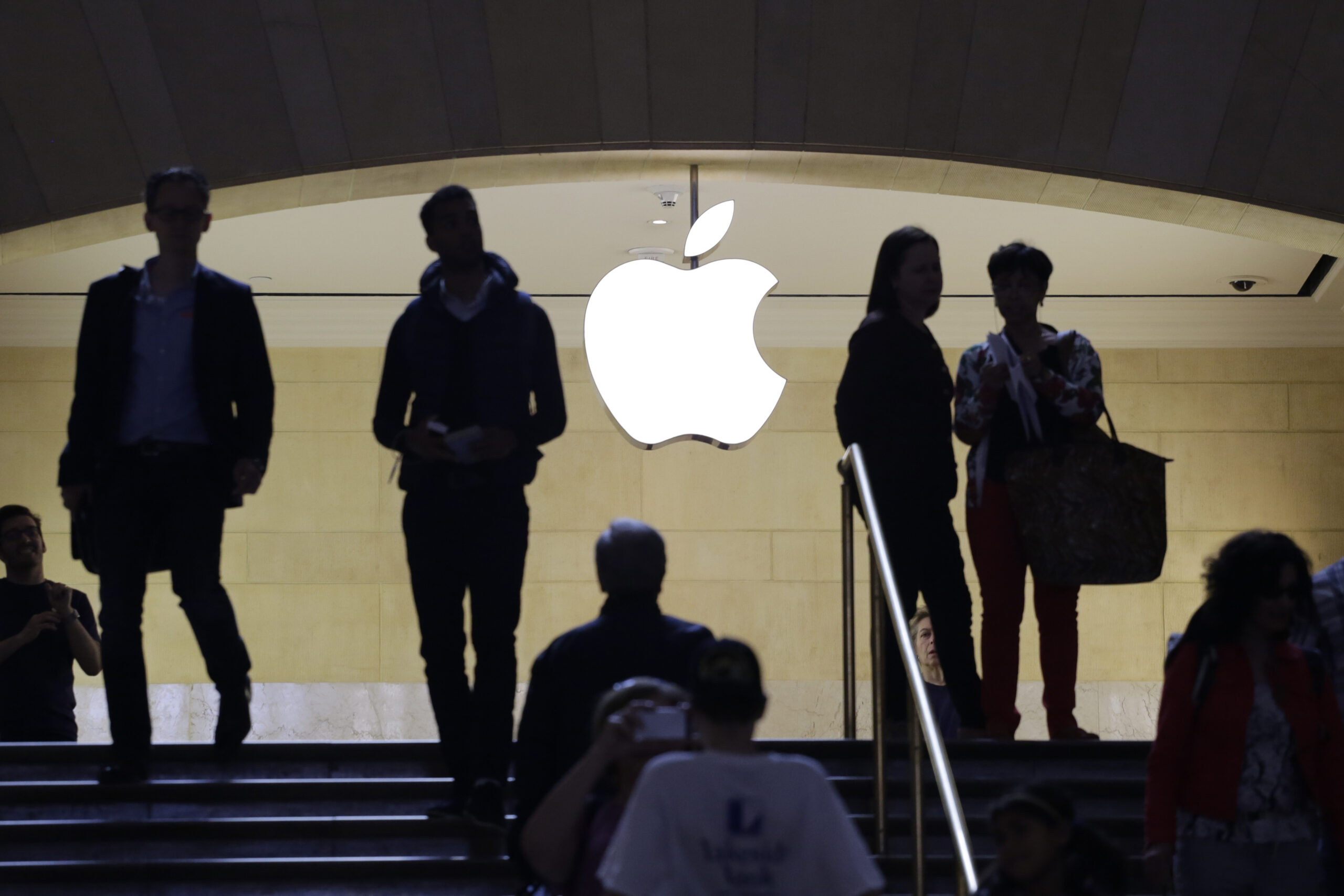 Officials hit Apple CEO over encryption practices