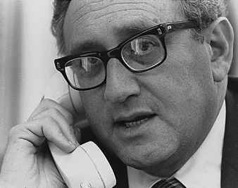 Kissinger Won’t Endorse Huntsman, but Offers Lavish Praise