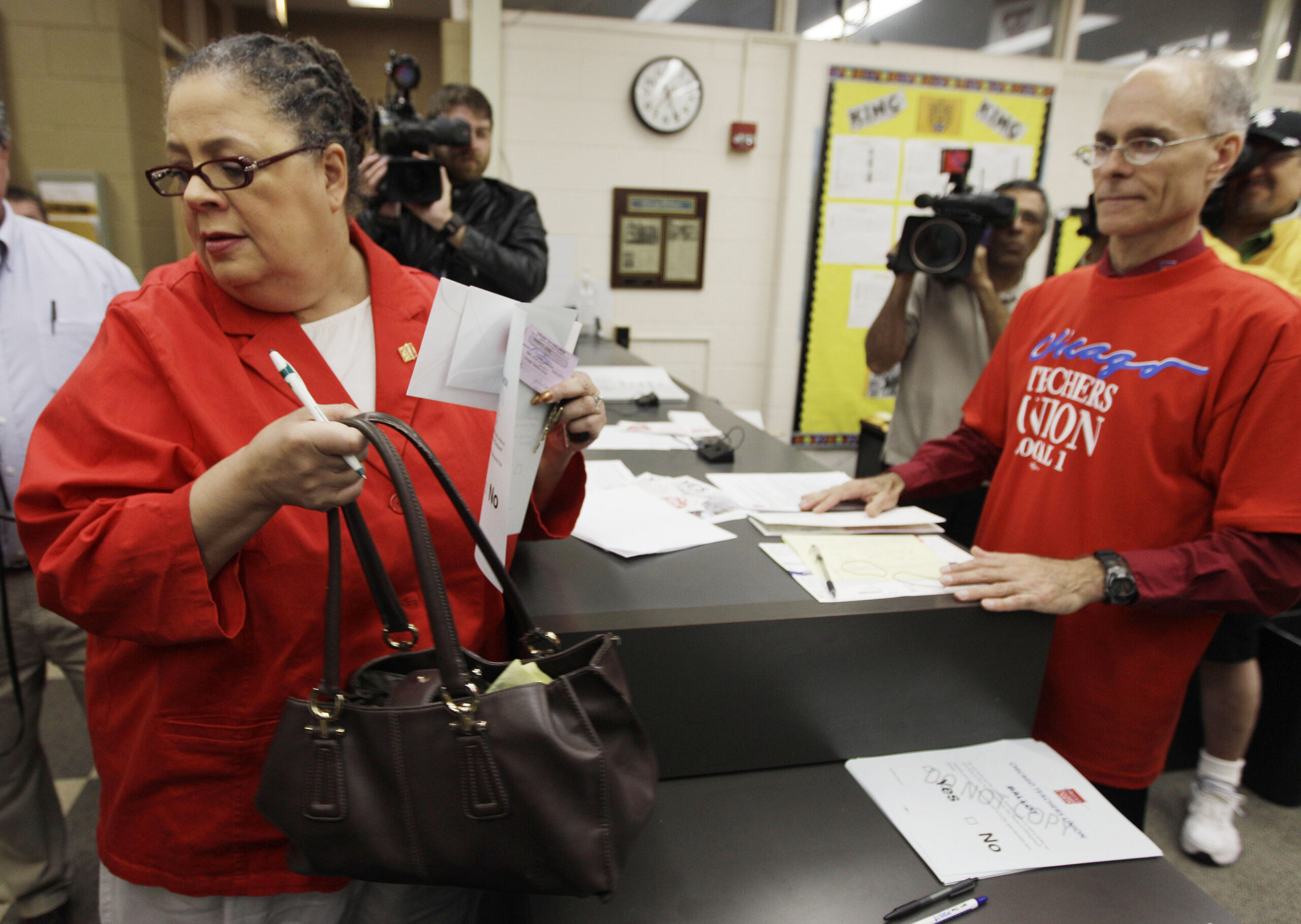 Chicago Teachers Union pushes back on in-person learning date and accuses mayor of trying to force a decision