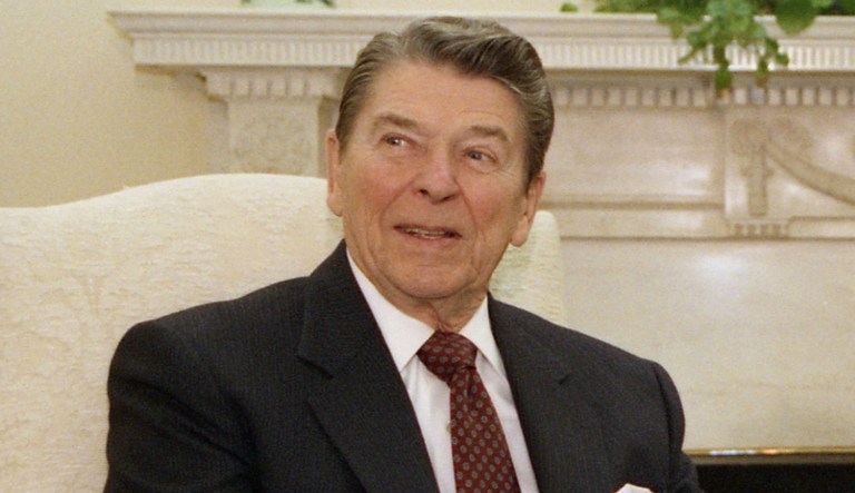 West German Foreign Minister Hans-Dietrich Genscher, right, sits in the Oval Office in the White House in Washington, USA, talking with U.S. President Ronald Reagan Thursday, January 21, 1988.