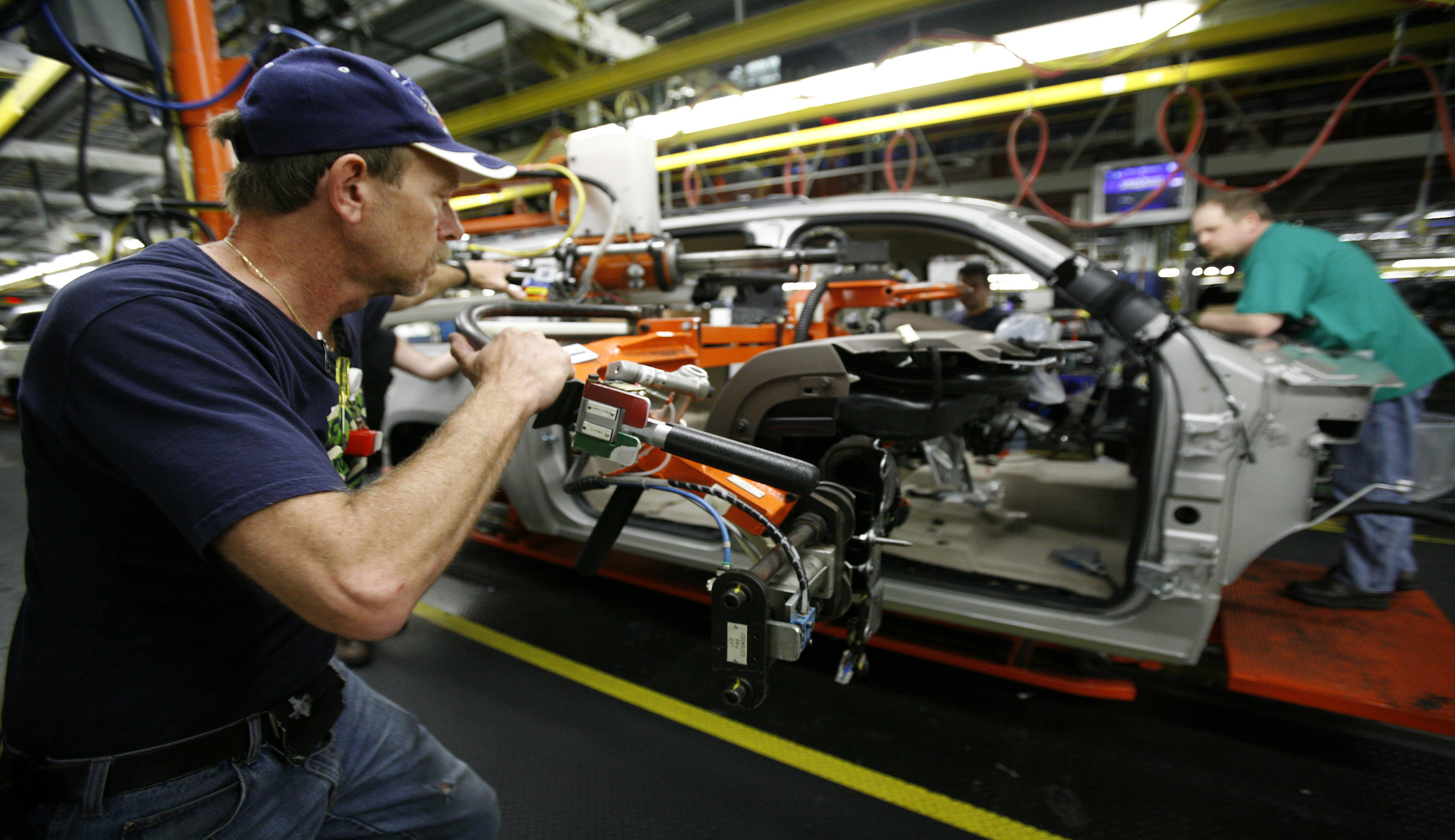 GM workers ratify union contract, ending strike
