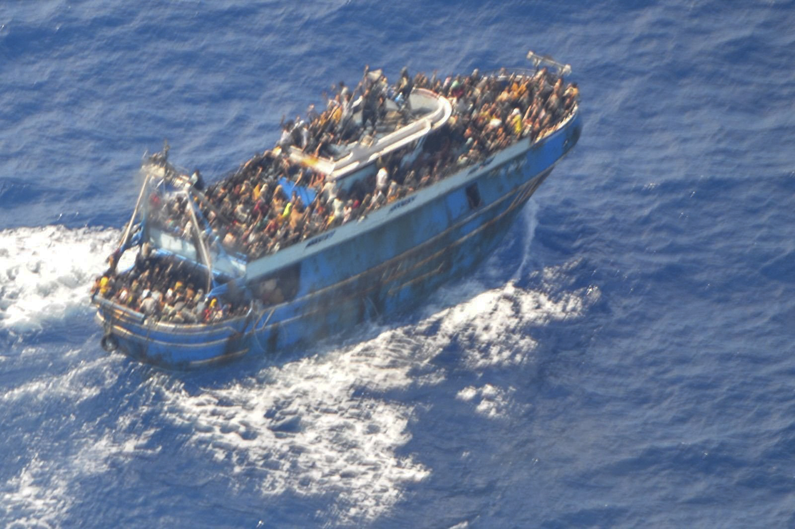 Greece boat crisis: 79 dead and hundreds missing