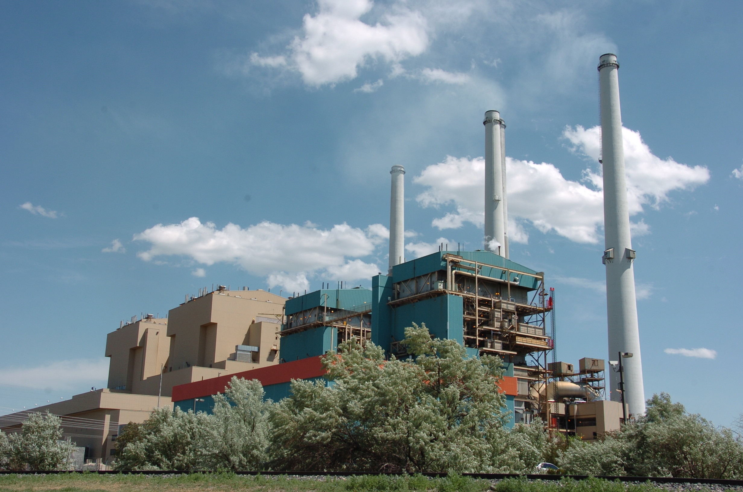EPA leans toward broad scope for regulating power plants