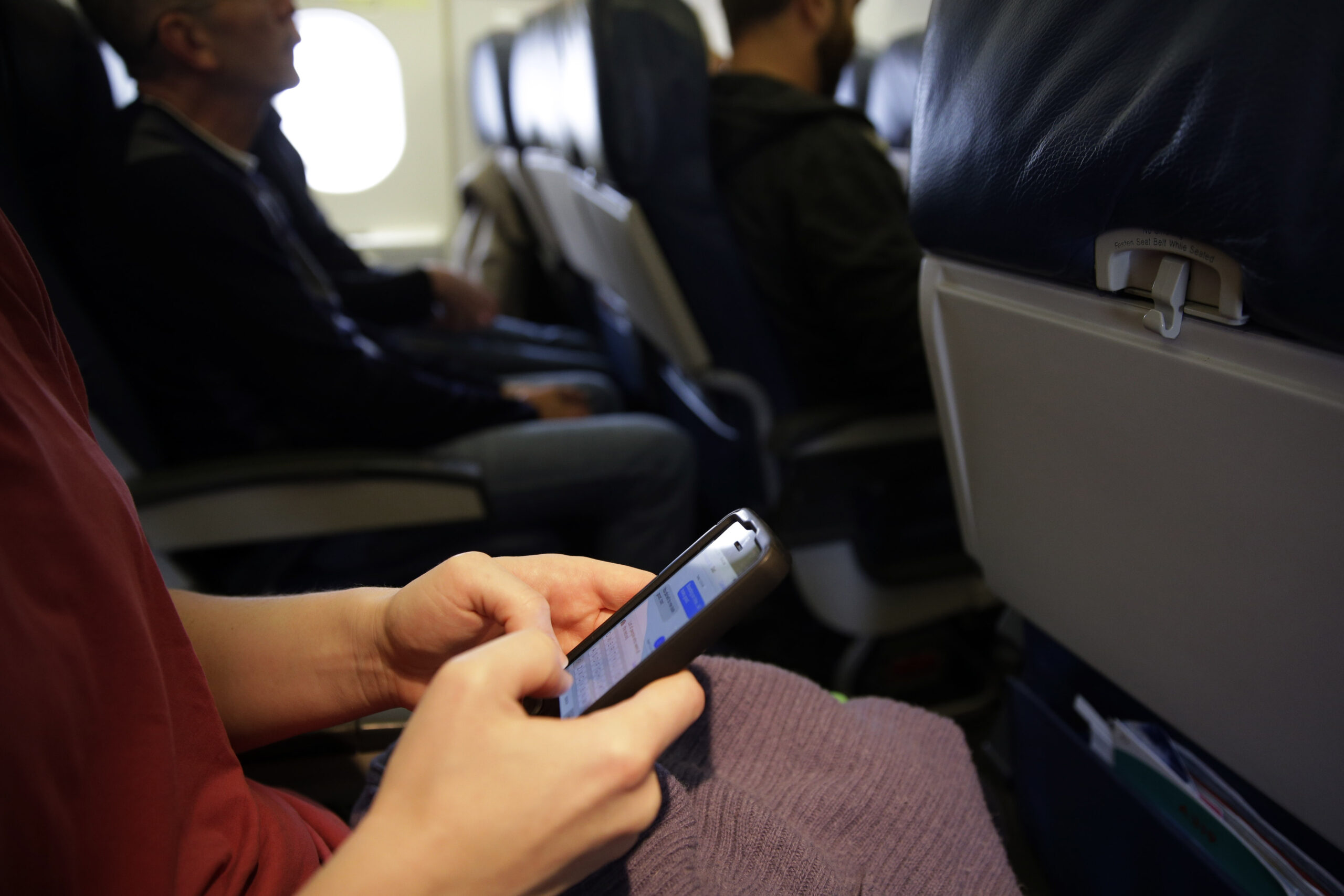 Mixed signals over in-flight use of cellphones