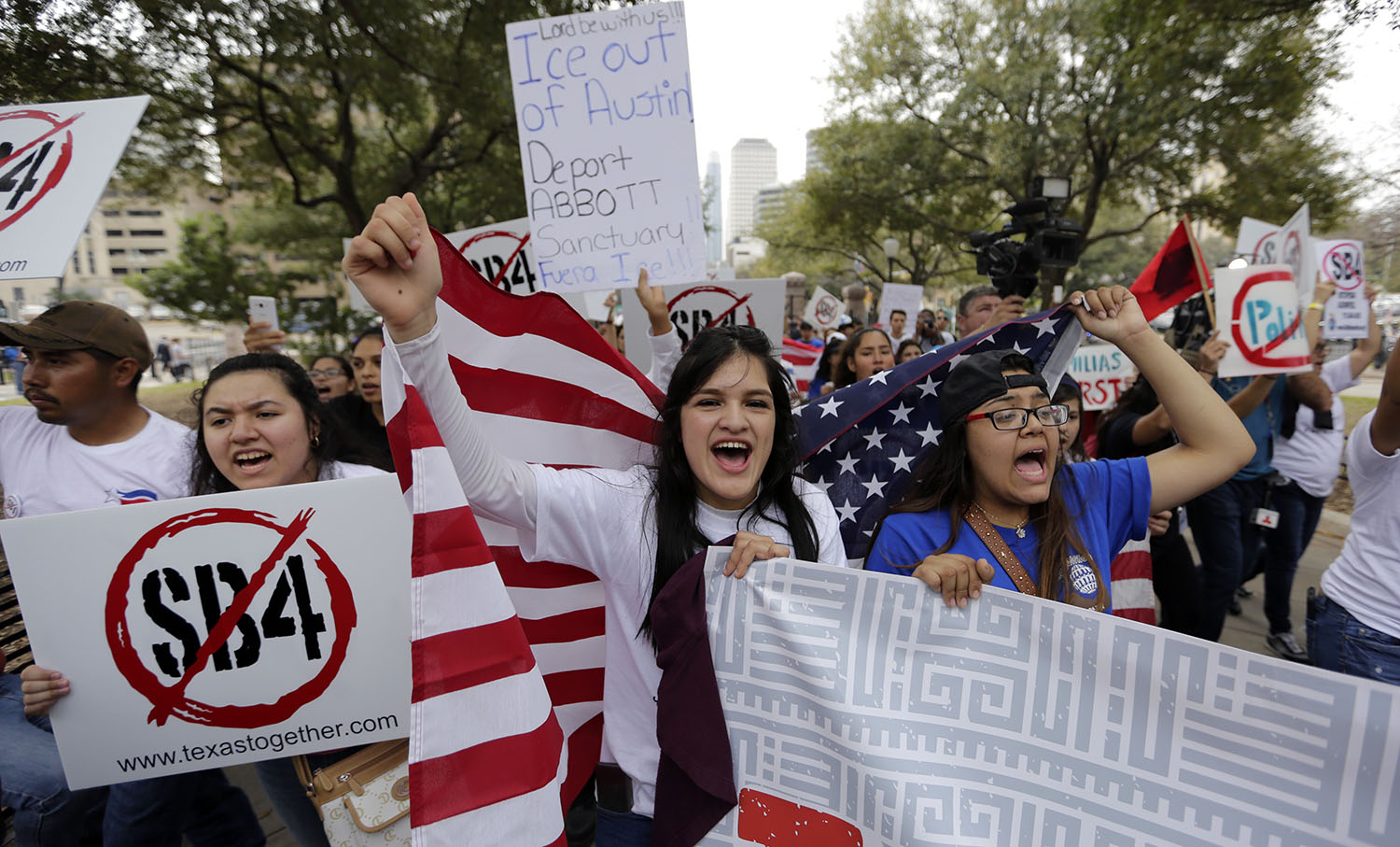 State lawmakers move to penalize ‘sanctuary cities’