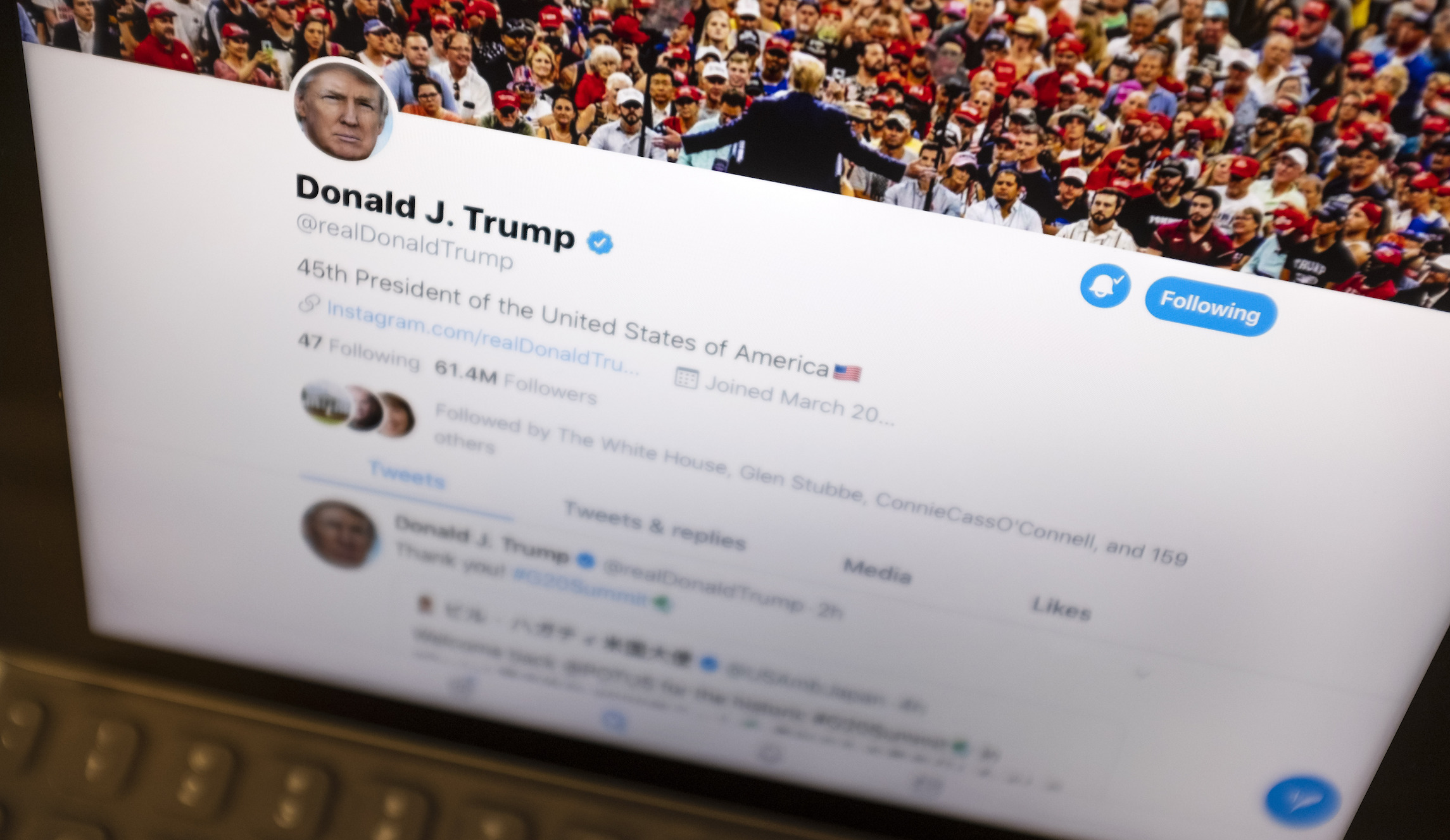 Twitter, Apple, and Facebook take coordinated action against conservatives