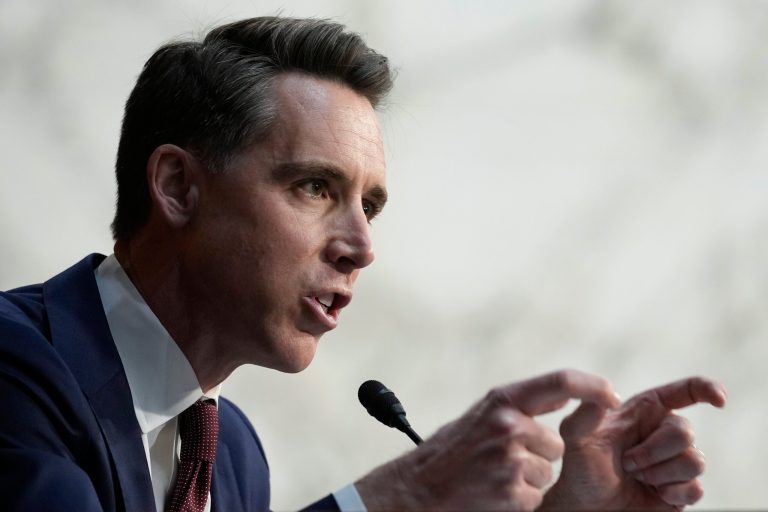 Hawley says Biden making border visit is a ‘middle finger to middle America’