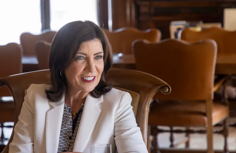 Hochul holds back endorsements in Democratic primaries