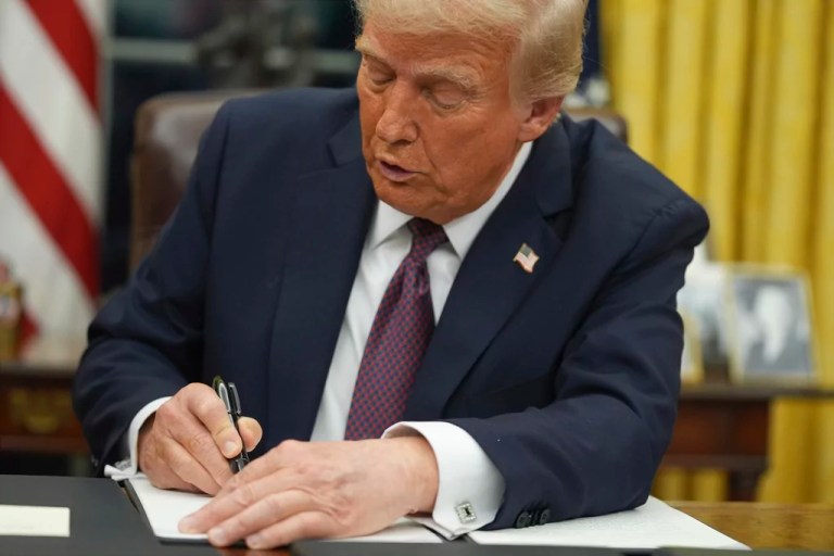 Trump pushes back tariffs of Mexico and Canada to Feb. 1