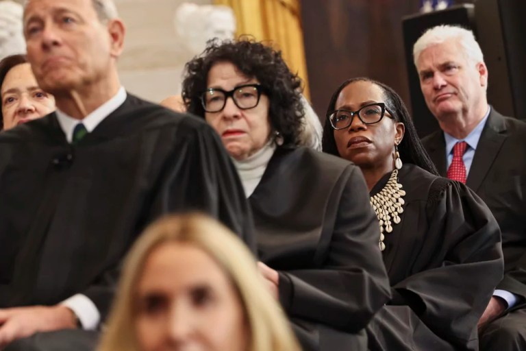 Supreme Court allows Trump to fire independent agency heads