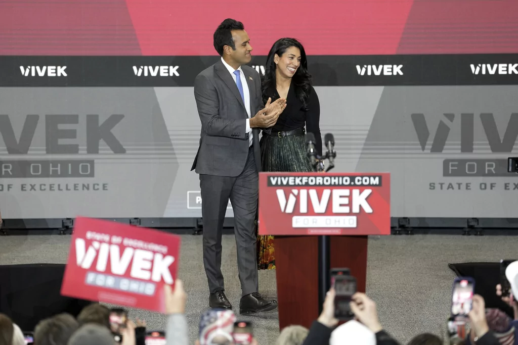 Apoorva Ramaswamy, right, introduces her husband, Vivek Ramaswamy, left, before the announcement of his candidacy for Ohio governor, Monday, Feb. 24, 2025, in West Chester Township, Ohio. (AP Photo/Kareem Elgazzar)