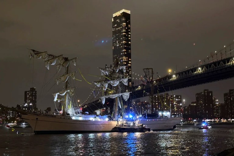 Mexican navy training ship crashes into Brooklyn Bridge