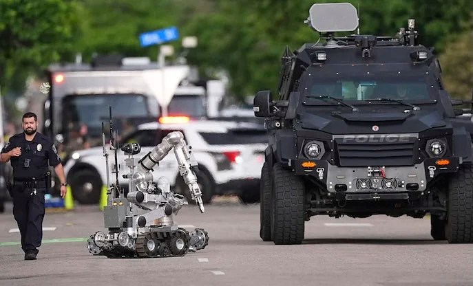 Law enforcement officials investigate after an attack on the Pearl Street Mall Sunday, June 1, 2025, in Boulder, Colo. (AP Photo/David Zalubowski)