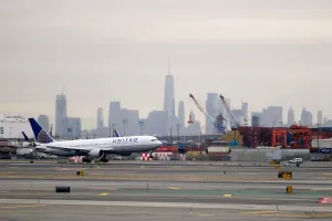 United pilot knew plane was too low before hitting light pole: Investigators