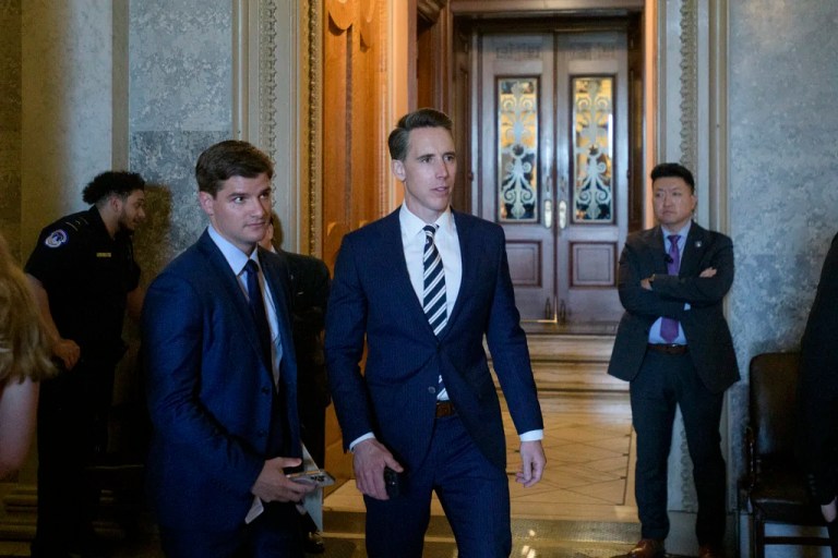 Hawley introduces bill to provide at least a $600 rebate to people with tariff revenue