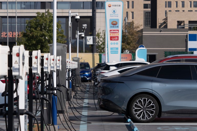 Electric vehicle charging station