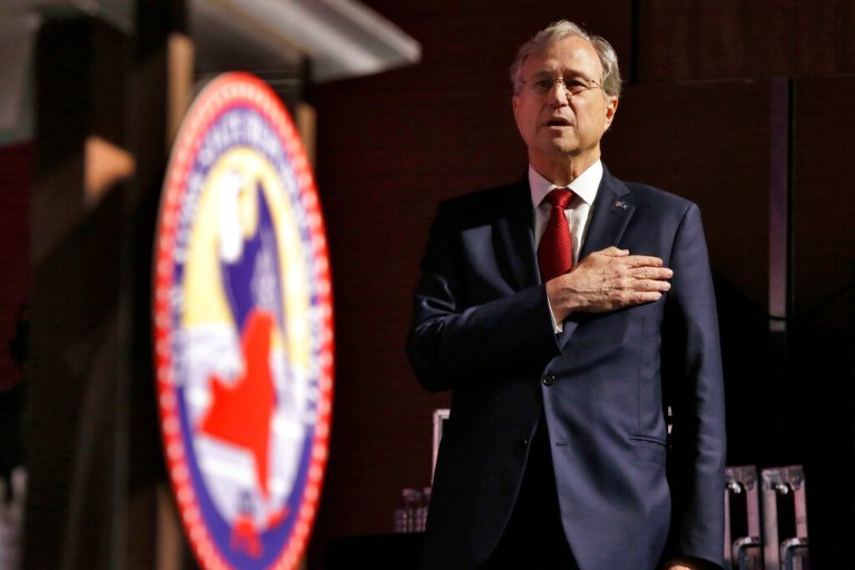 Ed Cox recites the pledge of allegiance
