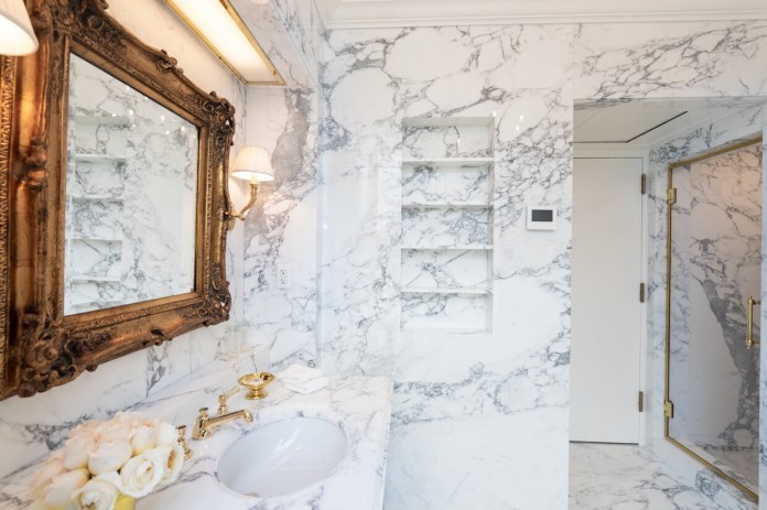 Lincoln bathroom