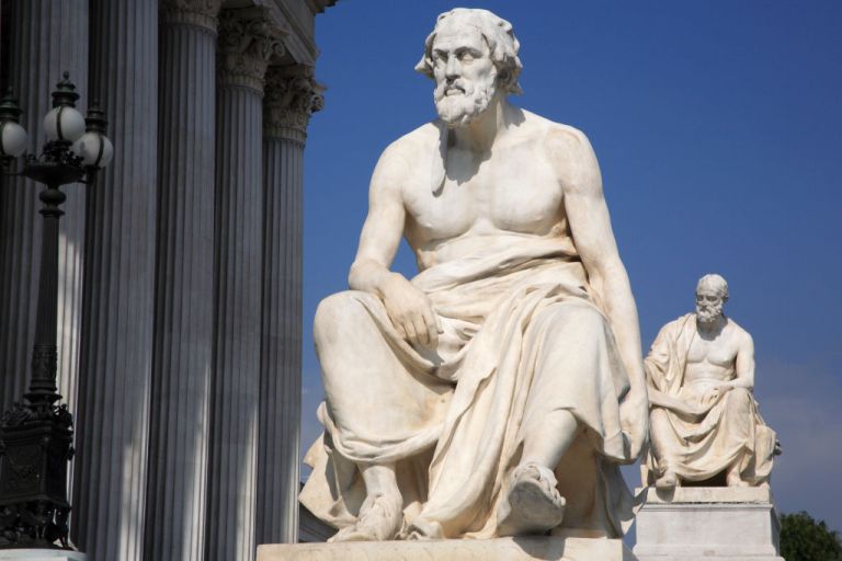 Austria, Vienna, Statue of the Greek philosopher Thucydides in front of the columns to the Parliament Building. (Photo by: Eye Ubiquitous/Universal Images Group via Getty Images)