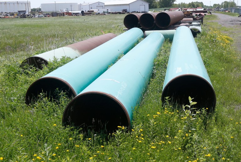 pipelines used to carry oil