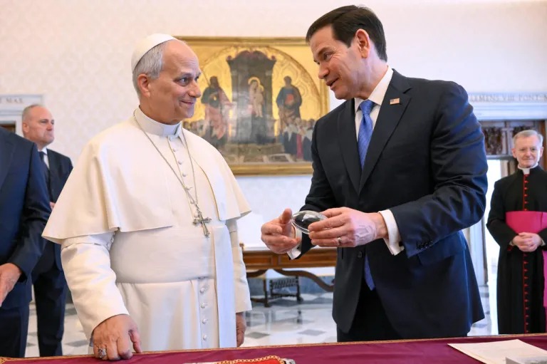 Rubio exchanges gifts with Pope Leo