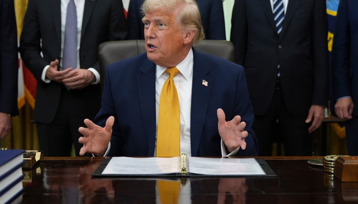 Trump defends Reflecting Pool contractors and blames vandals for peeling paint