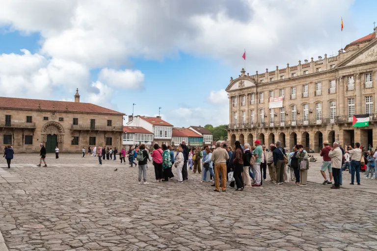 The Palestinian flag hangs on the Pazo de Raxoi, the stately building in Santiago de Compostela that serves as the seat of the local government and houses offices of the Galician regional government.